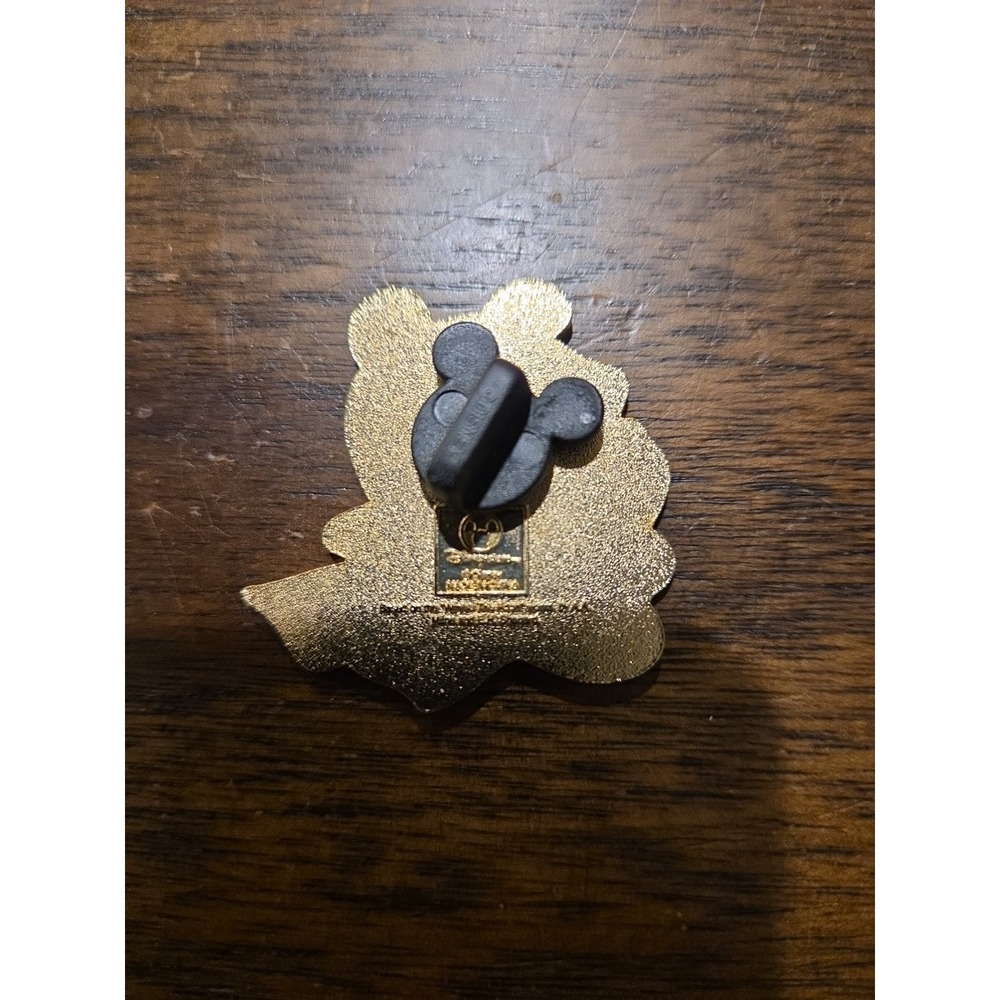 Disney Winnie the Pooh - Pooh Wearing Winter White Glitter Scarf Collectible Pin - Picture 2 of 2